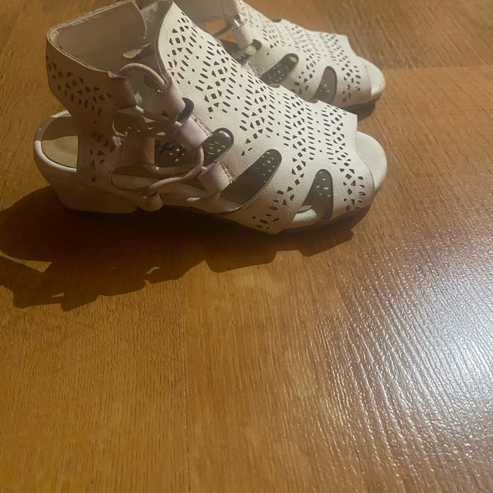 Little Girl white sandal with heel. Size 5